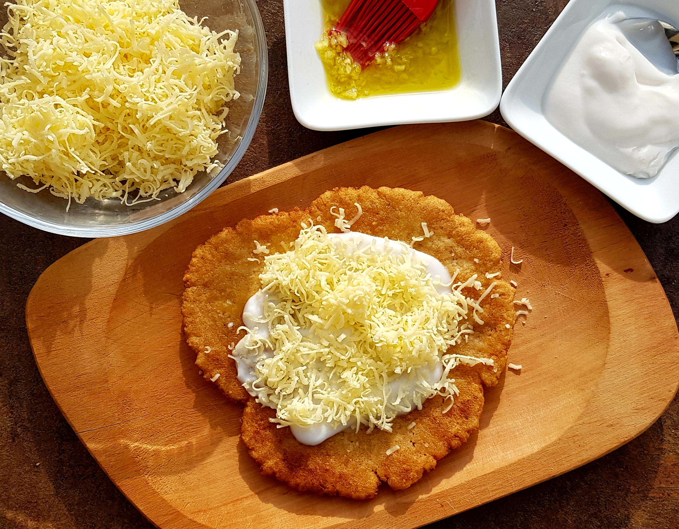 Ungarische Lángos mit Knoblauchöl - Speisekammer Backmischun