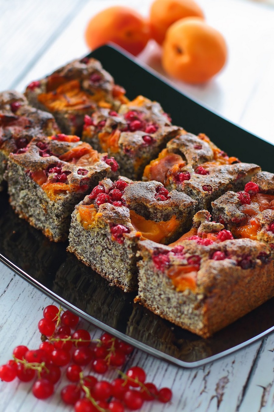 Glutenfreier Apfel-Mohnkuchen mit Aprikosen und Preiselbeere